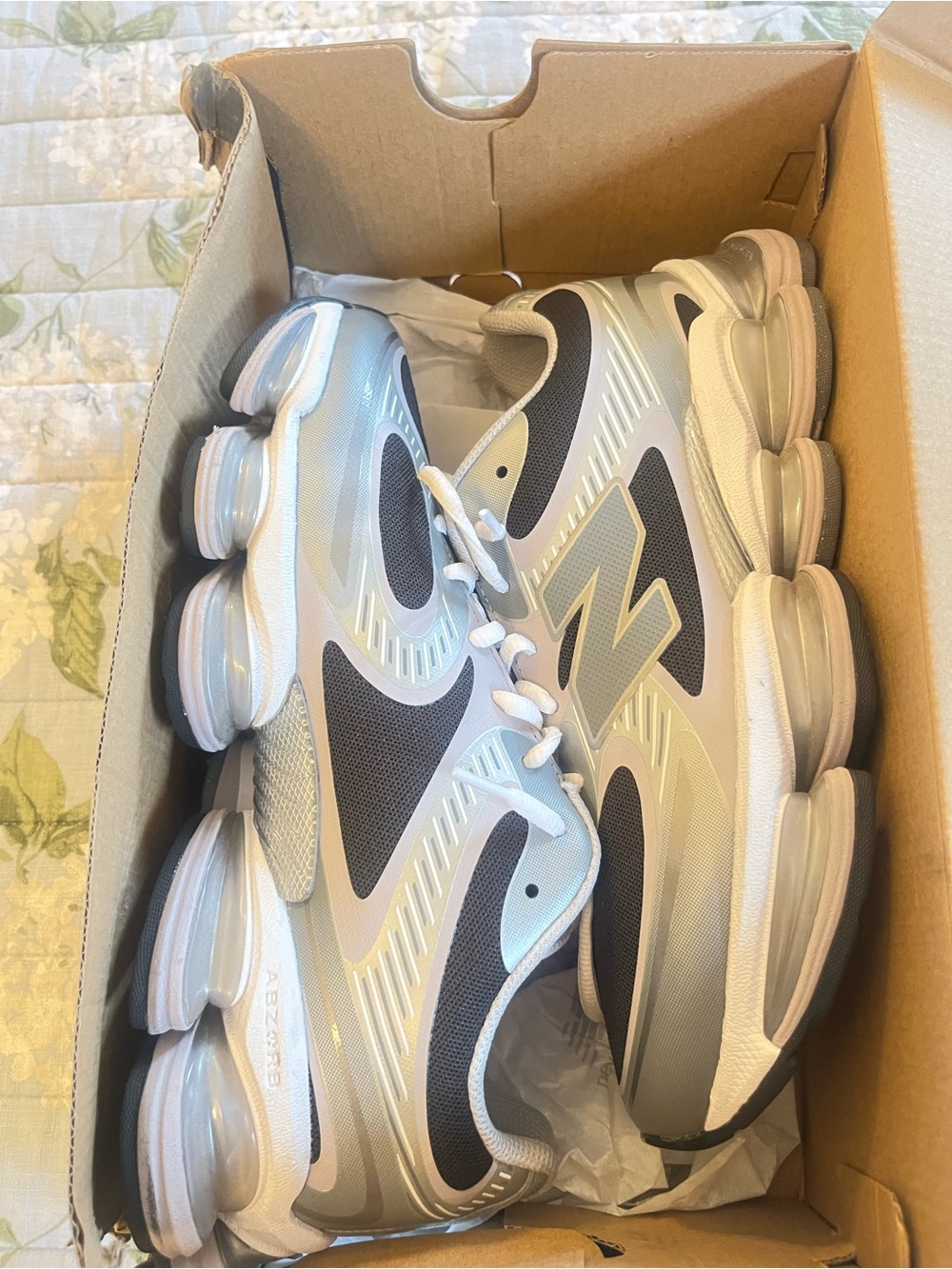 Like NEW men’s 9 New Balance 2002R Men's Running Sneakers - White, Gray, Black